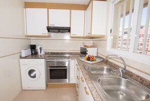 Een koelkast, een magnetron, een oven, een vaatwasser