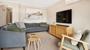Smart TV, Netflix, DVD player, streaming services - Avalanche 6 - Stylish & Modern Apartment in Central Location (Jindabyne)