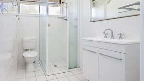 Shower, free toiletries, hair dryer - Matilda - 3BR Home l Central Location l Amazing Lake Views l WiFi l BBQ (JINDABYNE)