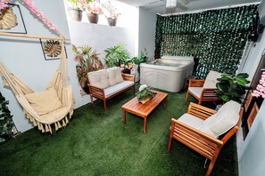 Indoor spa tub - Spacious Retreat with Private Jacuzzi and Tropical Patio (Ponce)