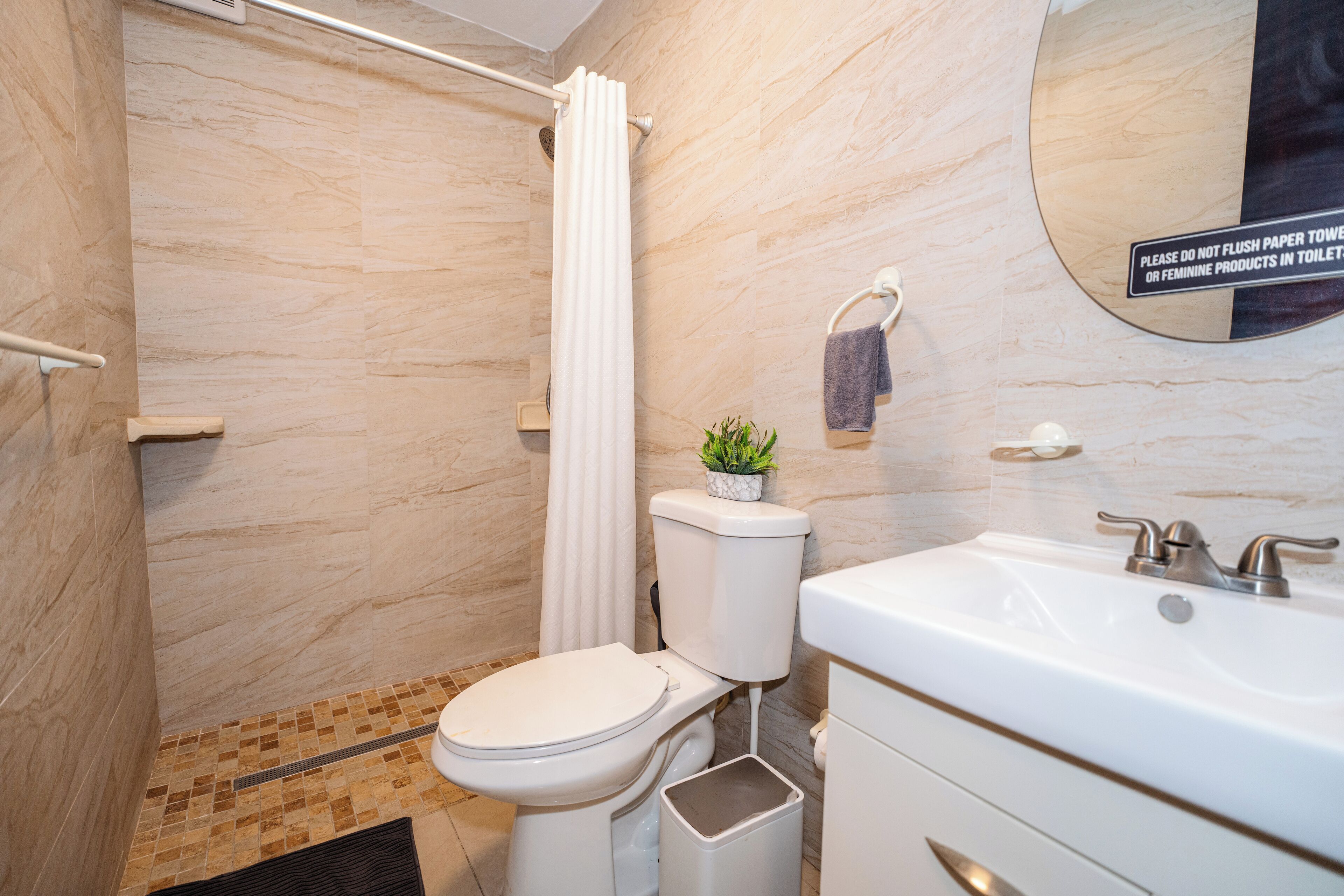 Chuveiro, secador de cabelo, toalhas de banho, shampoo