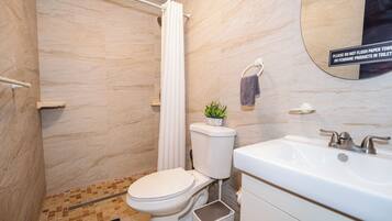 Dusche, Haartrockner, Handtücher, Shampoo