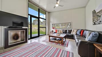 Smart TV, fireplace