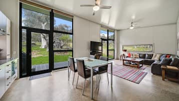 Smart TV, fireplace