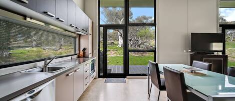 Réfrigérateur, micro-ondes, plaque de cuisson, lave-vaisselle