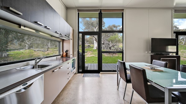 Jääkaappi, mikroaaltouuni, liesi, astianpesukone