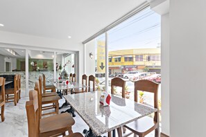 Déjeuner, dîner et souper servis sur place; cuisine locale 