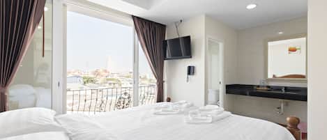 Blackout curtains, soundproofing, free WiFi