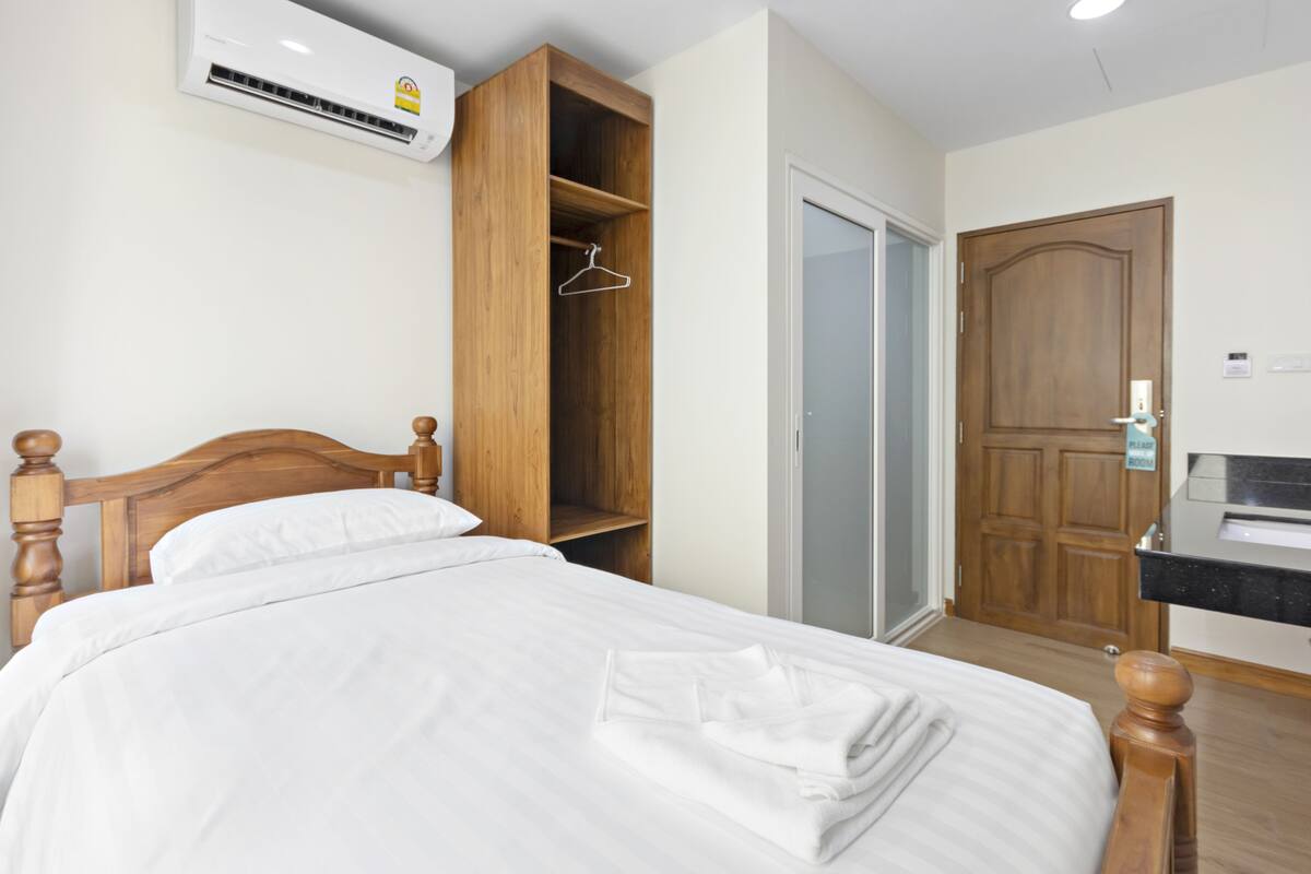 Single Room | Blackout drapes, soundproofing, WiFi (free)