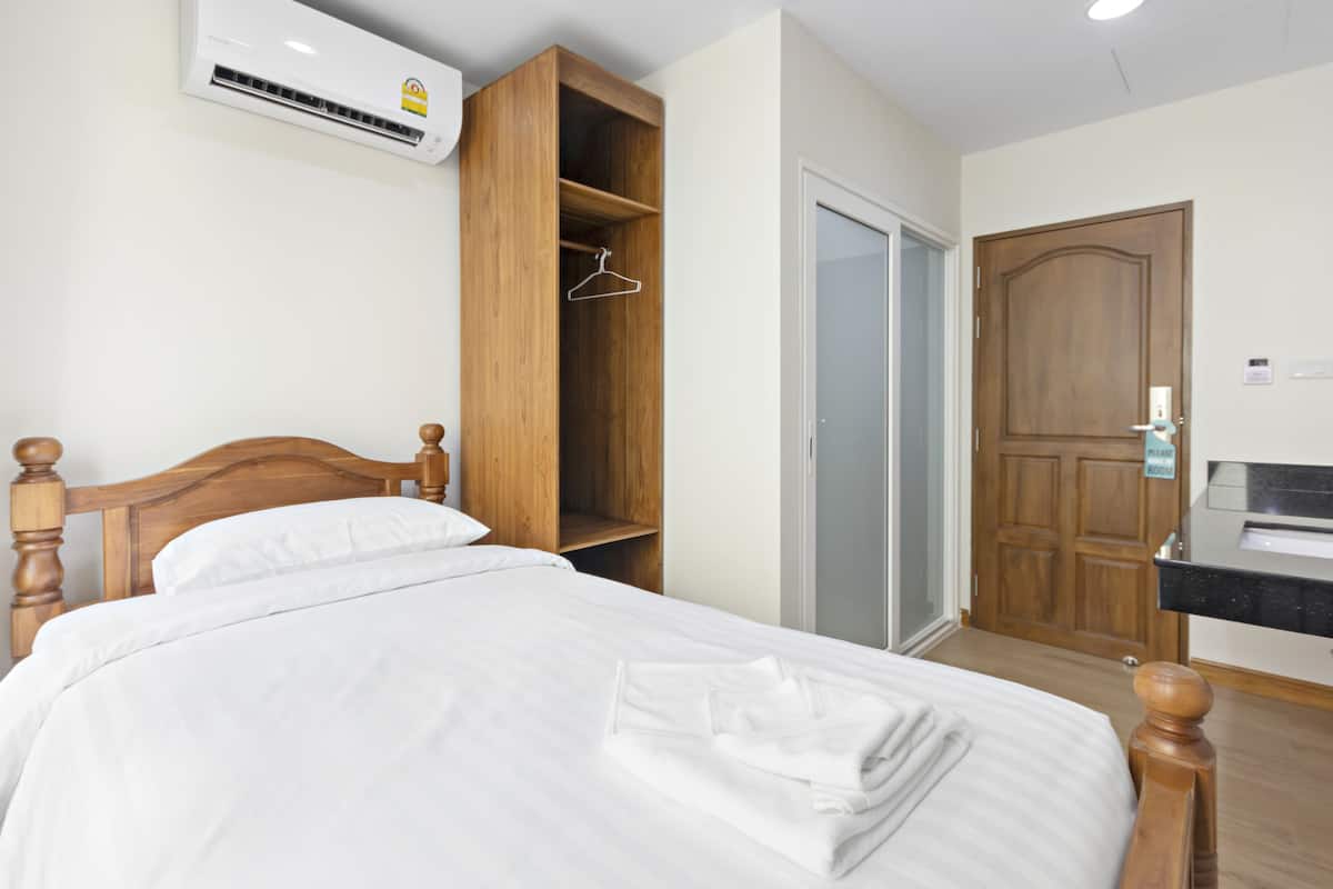 Single Room | Blackout drapes, soundproofing, free WiFi