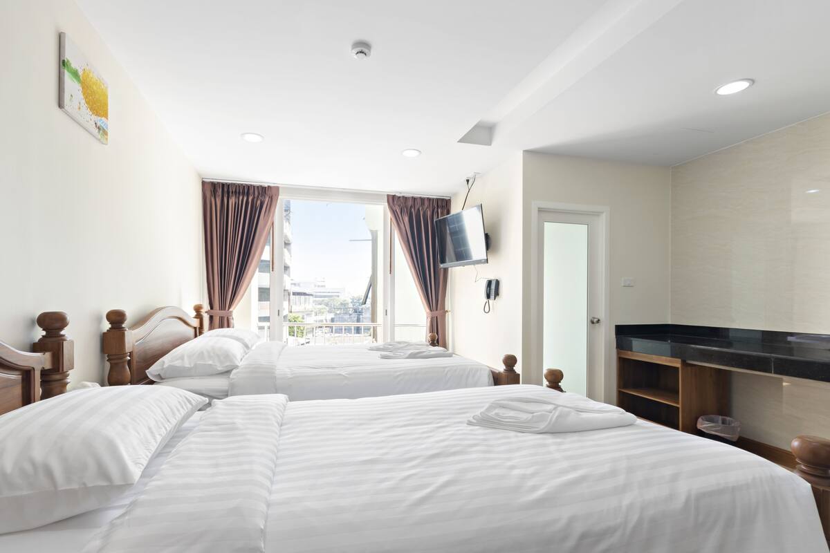 Triple Room | Blackout drapes, soundproofing, WiFi (free)