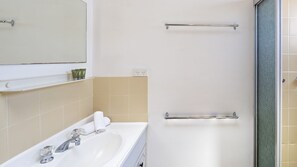 Douche, articles de toilette gratuits, sèche-cheveux