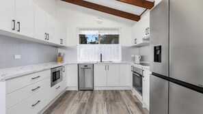 Kühlschrank, Mikrowelle, Ofen, Geschirrspüler