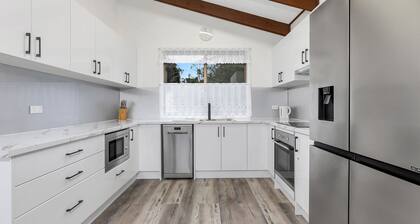 Eliza Lee 3 - 3BR Apartment l Air-Con l WiFi l Double Garage