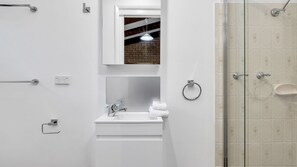 Shower, free toiletries, hair dryer - Eliza Lee 3 - 3BR Apartment l Air-Con l WiFi l Double Garage (Jindabyne)