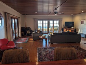 TV, lareira, DVD player, mesa de pingue-pongue