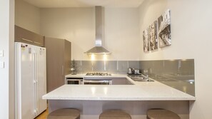 Kühlschrank, Mikrowelle, Ofen, Geschirrspüler