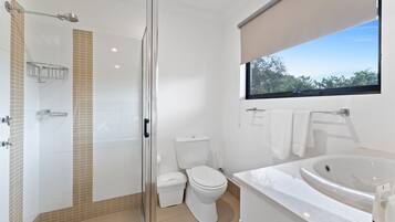 Regadera, tina de hidromasaje, secadora de cabello