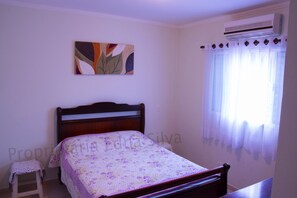 4 bedrooms, desk, WiFi, bed sheets