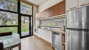 Jääkaappi, mikroaaltouuni, liesi, astianpesukone