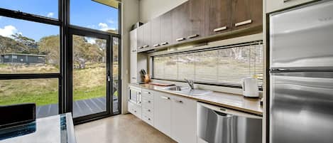 Kühlschrank, Mikrowelle, Herdplatte, Geschirrspüler