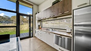 Réfrigérateur, micro-ondes, plaque de cuisson, lave-vaisselle