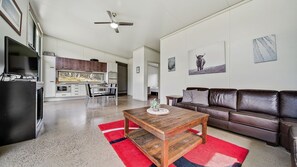 Smart TV, chimenea y reproductor de DVD 