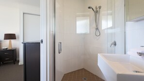 Badewanne, kostenlose Toilettenartikel, Haartrockner