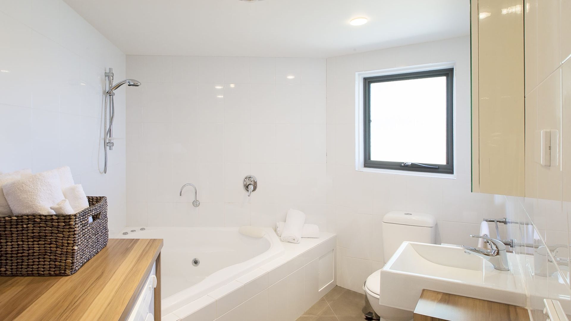Tina, amenidades de baño gratuitas, secadora de cabello 