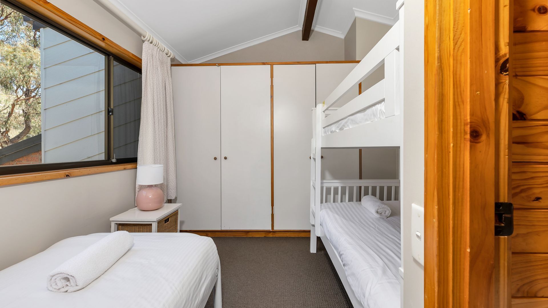 2 habitaciones, tabla de planchar con plancha y ropa de cama 