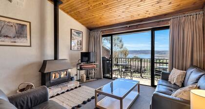 Snowbird 1 - Charming 2BR Townhouse l Lake Views l Air-Con l Off-Street Parking