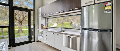 Frigorífico, microondas, placa de cocina y lavavajillas