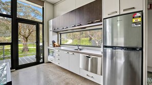 Kühlschrank, Mikrowelle, Herdplatte, Geschirrspüler