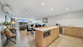 Fridge, oven, dishwasher, coffee/tea maker
