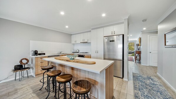 Réfrigérateur, four, lave-vaisselle, cafetière/bouilloire