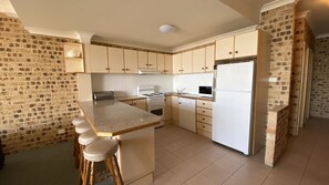 Kühlschrank, Mikrowelle, Ofen, Geschirrspüler