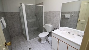 Dusche, kostenlose Toilettenartikel, Handtücher