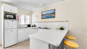 Frigorífico, microondas, lavavajillas y cafetera o tetera