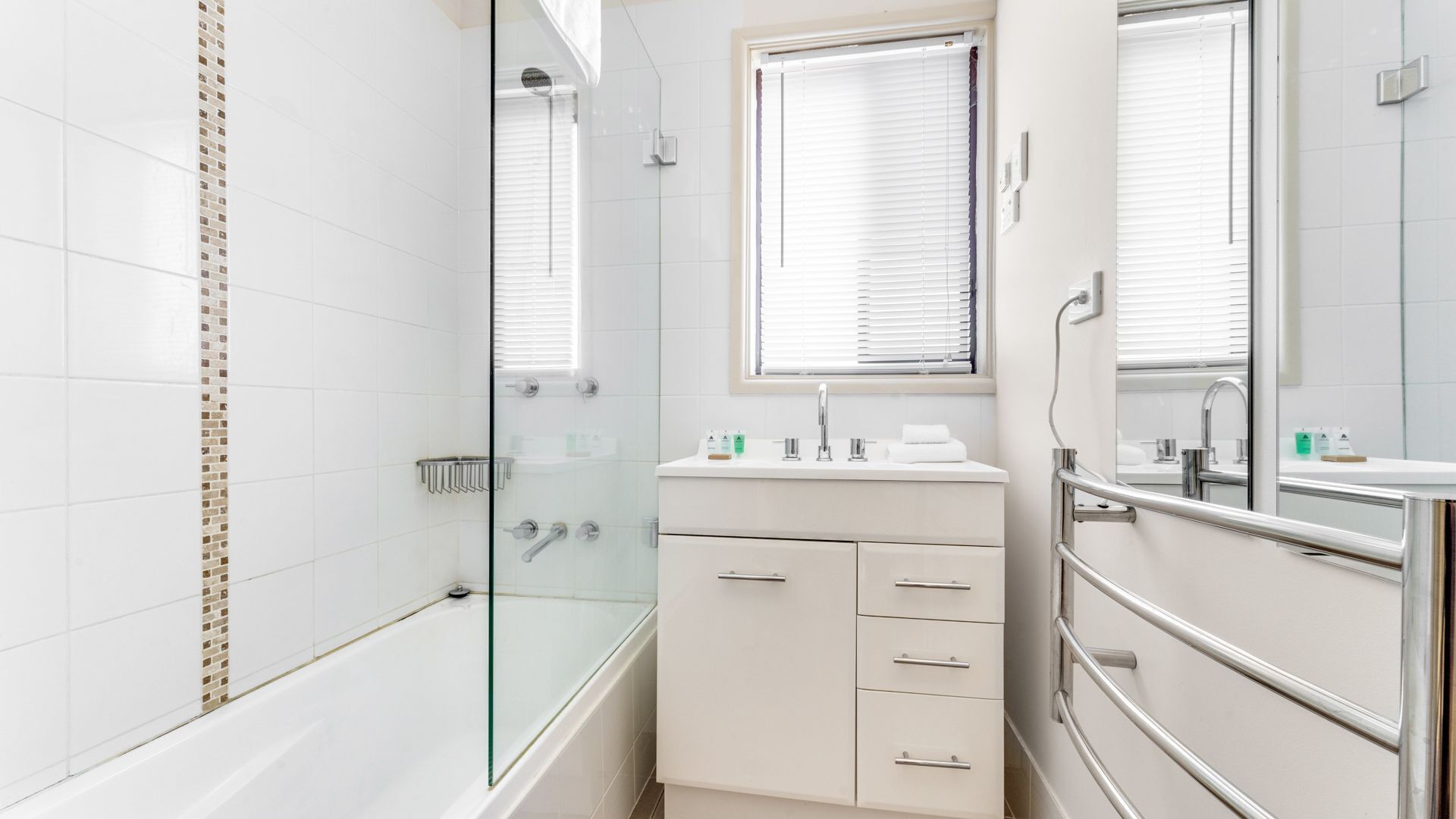 Combinazione doccia/vasca, set di cortesia gratuito, asciugacapelli