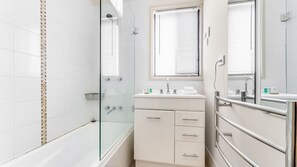 Duschwanne, kostenlose Toilettenartikel, Haartrockner