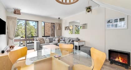Lakeside Townhouse - 2BR Modern Townhouse l Lake Views l Balcony l Walking Distance To Town