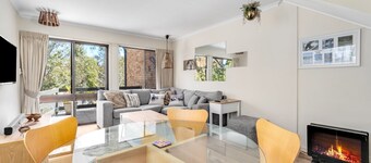 Lakeside Townhouse - 2BR Modern Townhouse l Lake Views l Balcony l Walking Distance To Town