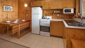 Een koelkast, een magnetron, een oven, een koffiezetapparaat/waterkoker