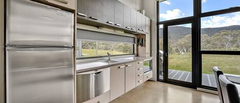 Kjøleskap, mikrobølgeovn, kokeplater og oppvaskmaskin