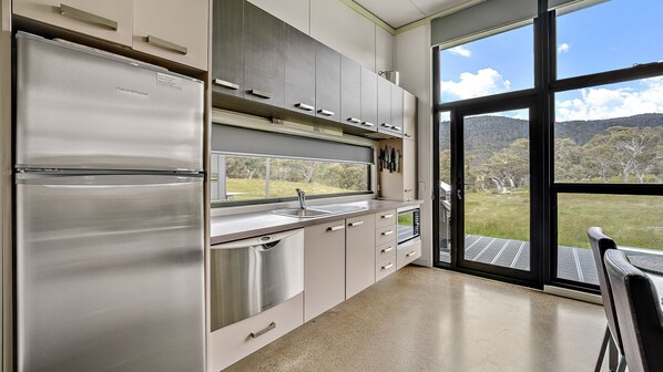 Fridge, microwave, stovetop, dishwasher - Ecocrackenback 7 'Sustainable chalet close to the slopes.' (Crackenback)