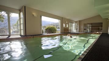 Piscina coperta, una piscina riscaldata