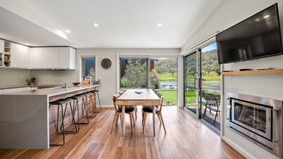 Stillwater Chalet A - Amazing Lakefront 2BR Chalet l BBQ l Gym l Tennis l Indoor Pool