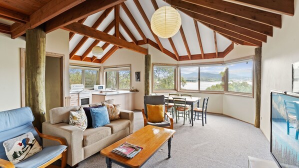 Smart TV, fireplace, DVD player - Snowgums on the Lake - Charming 4BR Home l Amazing Lake Views l Balcony (EAST JINDABYNE)