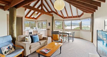 Snowgums on the Lake - Charming 4BR Home l Amazing Lake Views l Balcony