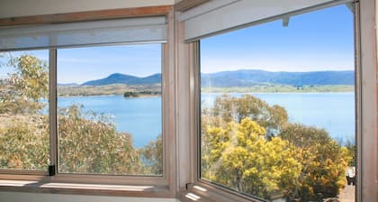 Snowgums on the Lake - Charming 4BR Home l Amazing Lake Views l Balcony